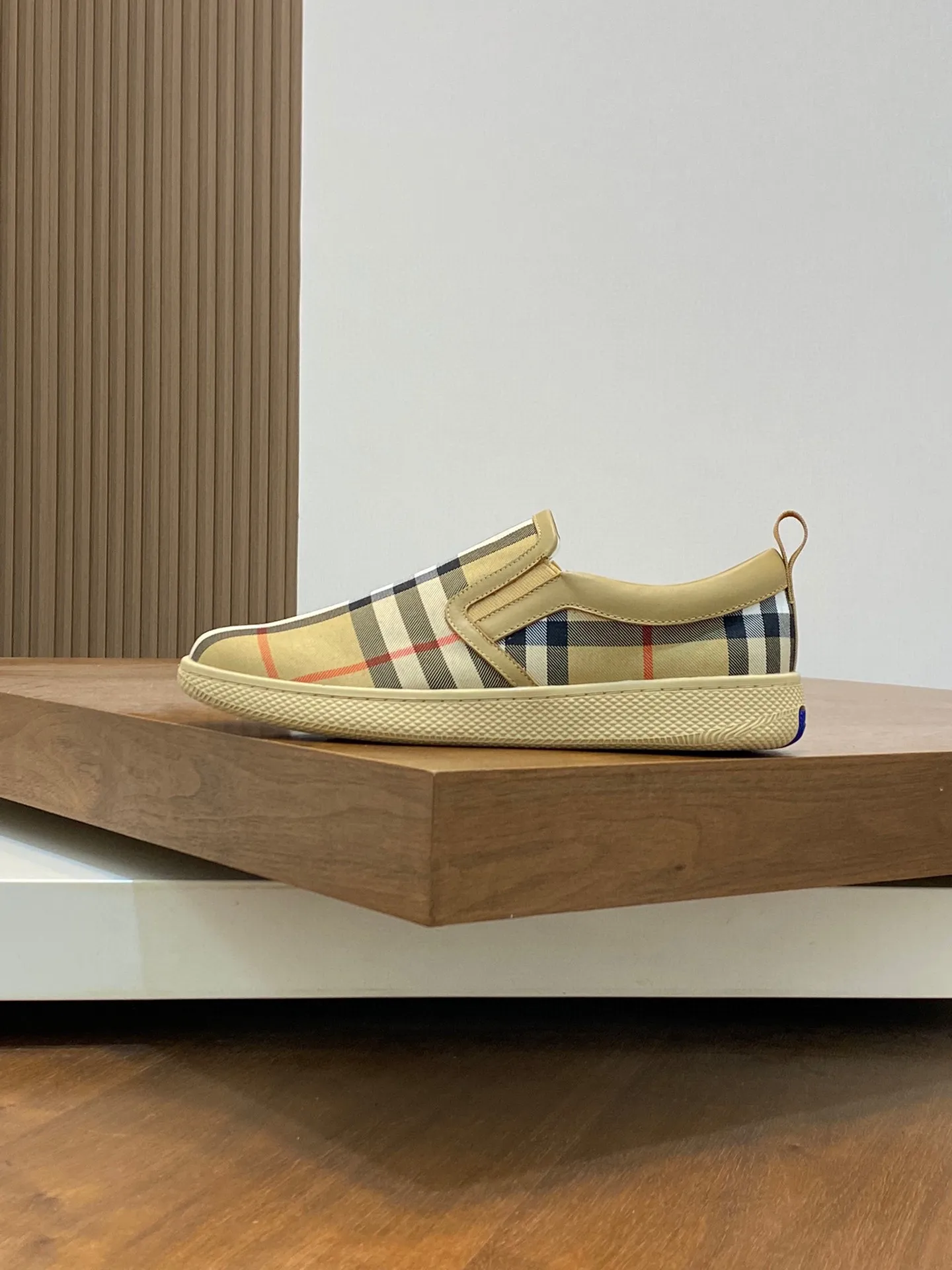 P380 [BURBERRY] Burberry - Upper: imported 🔝 brand totem cloth, - Inner lining: cowhide lining, feet; water-dyed cowhide - Outsole: ultra-light TPR rubber; two-color molded outsole - Super high quality control·Fine workmanship: highlighted (high-end, extravagance, grade) -Size: 38-44 (Male 45, can be customized)·